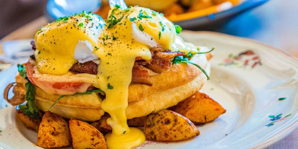 Brunch served in a diner.